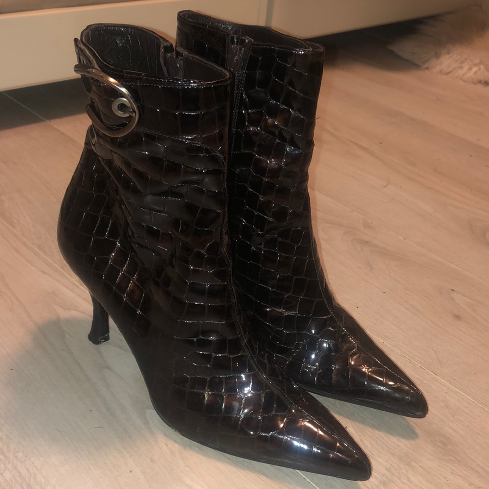 Stuart Weitzman Patent Leather Crocodile Pattern Ankle Boots 8 1/2 Bronze Color